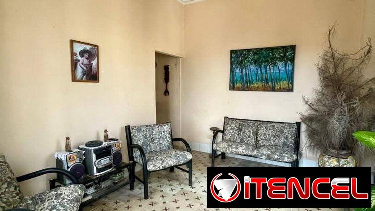 Oportunidad única en Playa, cerca del Tropicana!  Se vende casa en altos tipo dúplex, amplia y bien distribuida.