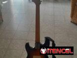 Guitarra eléctrica con bocina de amplificación