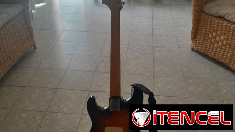 Guitarra eléctrica con bocina de amplificación
