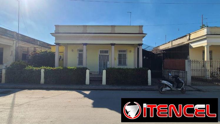 Se vende una casa neocolonial en zona muy céntrica de Morón