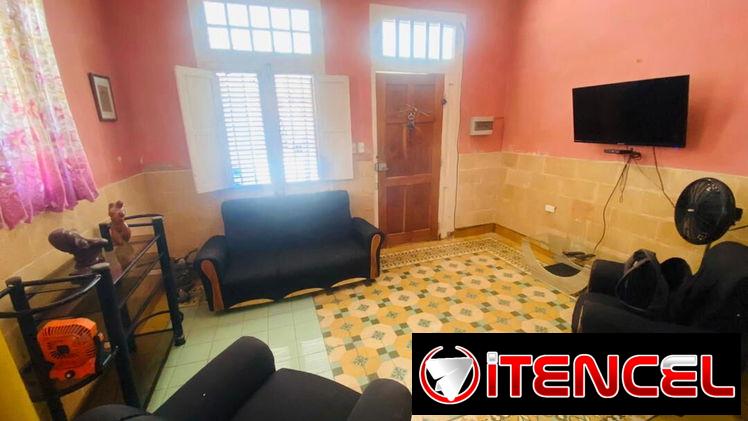 Se vende casa puerta calle con garaje en el Vedado, a una cuadra de la embajada de Estados Unidos y del malecón