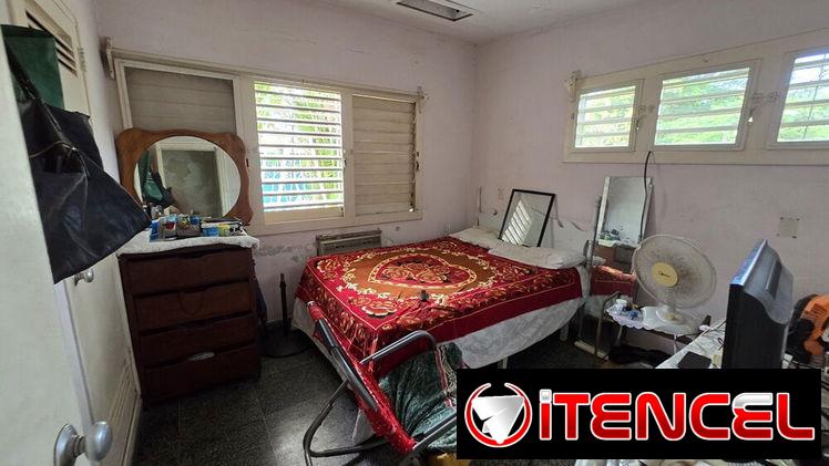 Casa de 3/4, 2 medios cuartos y garaje, en Nuevo Vedado (NV-321)