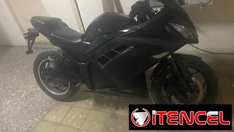 Vendo moto eléctrica racing batería michosuki haciendo 80 km por carga papeles en regla en  2500 usd interesados llamar
