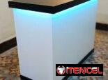 Mostrador premium de MDF hidrófugo con acabado de pintura Isaval de alto estándar, ideal para recepciones y puntos de co