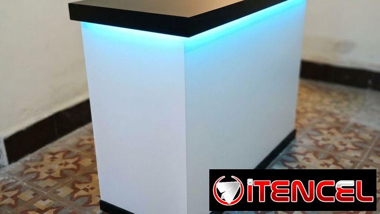 Mostrador premium de MDF hidrófugo con acabado de pintura Isaval de alto estándar, ideal para recepciones y puntos de co