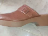 Zuecos marrones Me Too – Calzado slip-on de mujer – Sandalias casual con hebilla – Zapatos cómodos de cuero sintético –