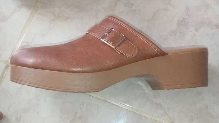 Zuecos marrones Me Too – Calzado slip-on de mujer – Sandalias casual con hebilla – Zapatos cómodos de cuero sintético –