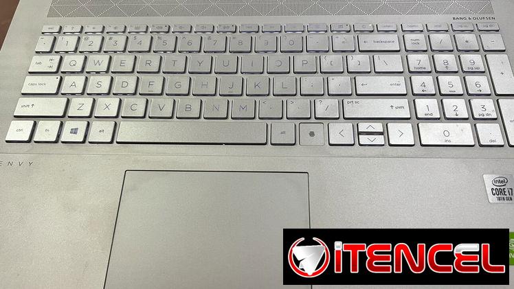 Laptop HP ENVY 17″ táctil. i7 10ma Gen de uso.