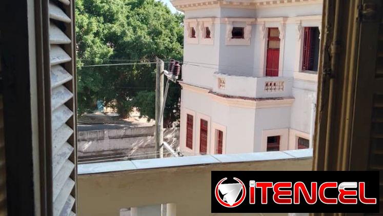 SE RENTA HABITACIÓN PARA ESTUDIANTE EXTRANJERO.  FRENTE A LA UNIVERSIDAD.
