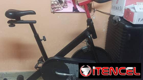Bicicleta estática y silla de ejercicios en venta