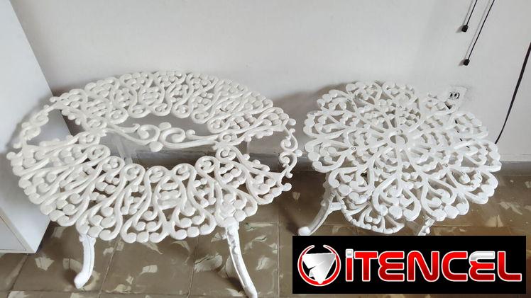 Se venden mesitas de centro para terraza. Color blanco de aluminio fundido en buen estado