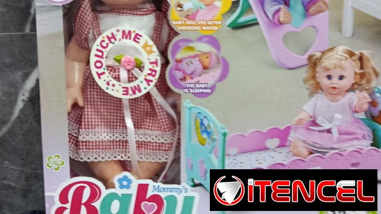 Bebé con su cuna y silla para comer con sus accesorios ideal para su regalo