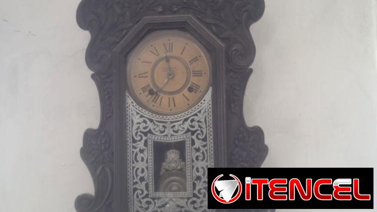 Reloj de péndulo de pared antiguo