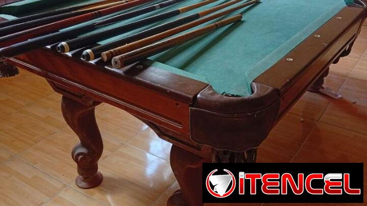 Mesa de billar con todos sus alsesorios