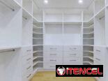 Cuarto de vestidor y espacio minimalista