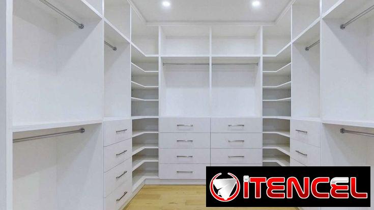 Cuarto de vestidor y espacio minimalista