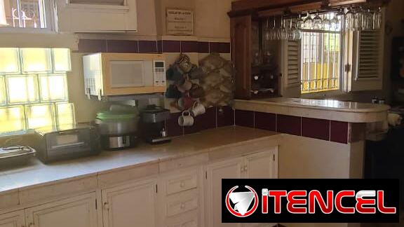 Se vende una casa neocolonial en zona muy céntrica de Morón