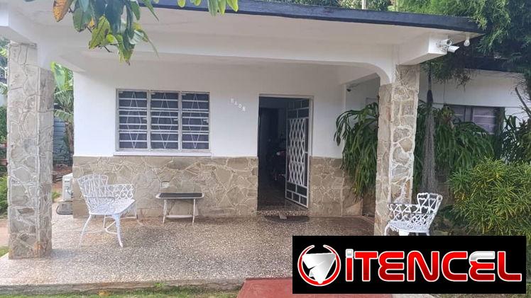 Nexo inmobal presenta   Casa en Cojímar en calle 28 🏠 Casa de 570 m² en total  —  🌿 Zonas exteriores y acceso  · 🚪