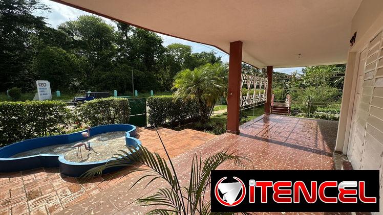 Venta de  casa independiente en la entrada de Santiago de Las Vegas, Avenida principal, Boyeros