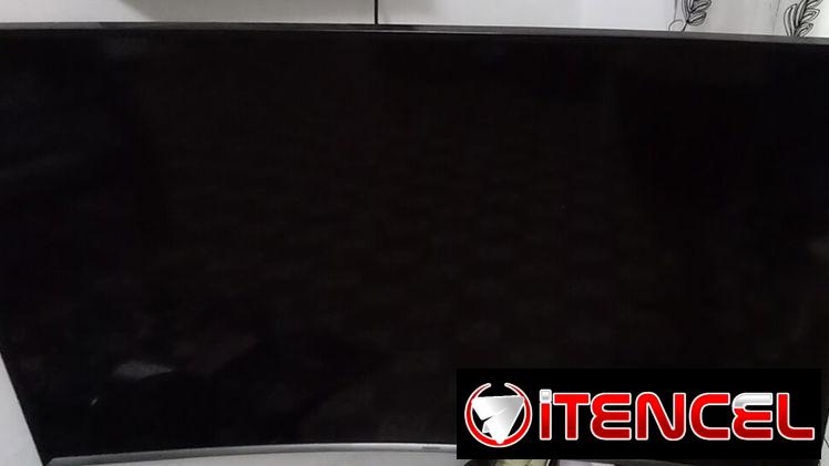 Vendo tv 50″ curvo para las piezas.  Se oye bien, mando ok,