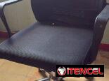 Silla de oficina con brazos y ruedas