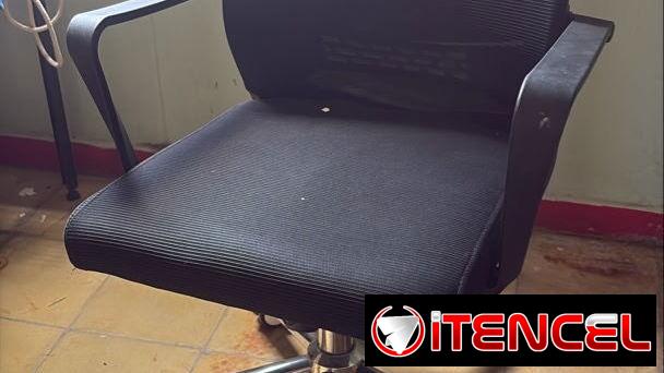 Silla de oficina con brazos y ruedas