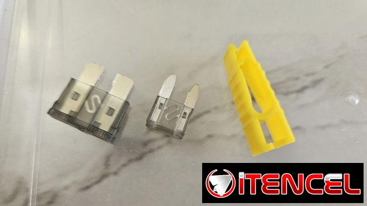 FUSIBLES PARA CARROS – 2 MODELOS DE FUSIBLES. SE VENDE EL JUEGO COMPLETO