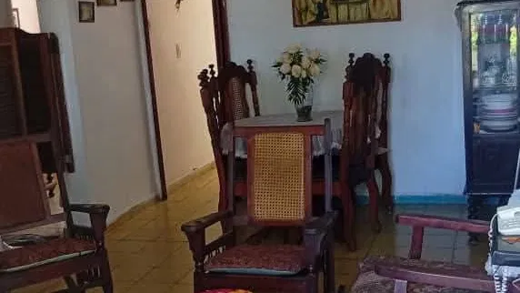 Apartamento de 2 Cuartos en 1er Piso en Edificio Microbrigada en Casino Deportivo !!!