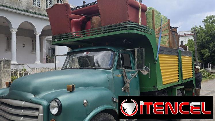 Camión de mudanzas con brigada en la Habana