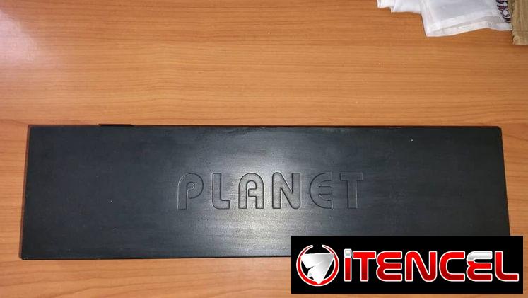 Switch de RED LAN marca Planet 24 puertos + 2 rollos de cables de red