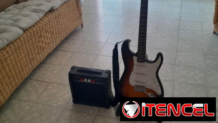 Guitarra eléctrica con bocina de amplificación