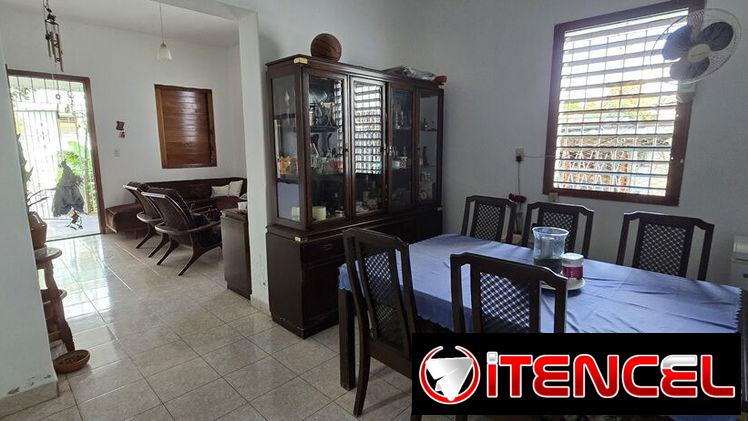 Casa de 4/4, garaje p/2 autos, 193m², en la Víbora (VB-43)