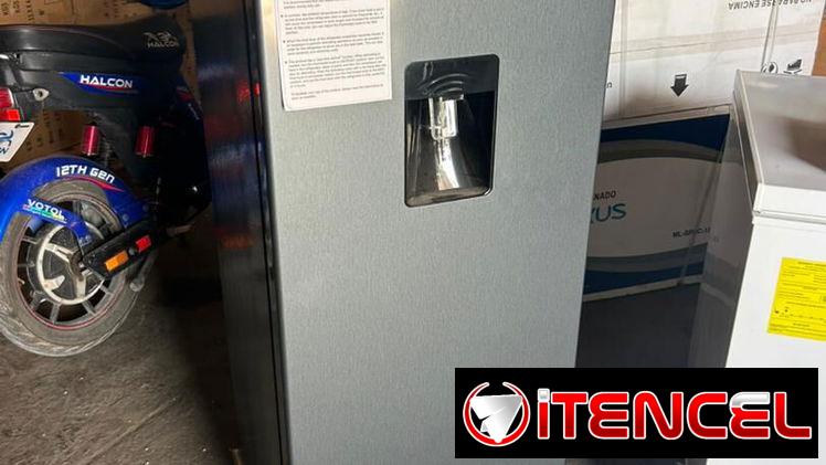 Refrigerador ROYAL 7.6 pies con dispensador