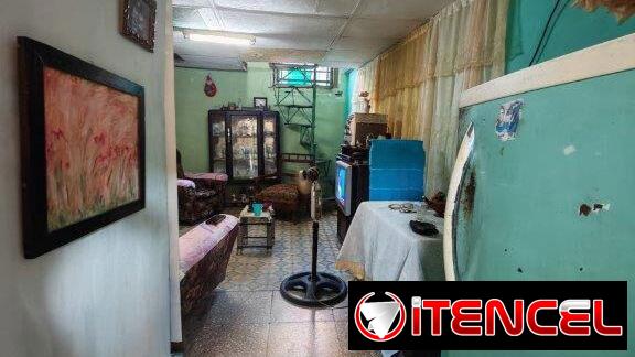 Habana Vieja-Gloria y Factoría:CUARTO Grande Vacío En Edificio En Buen Estado,Con Barbacoa”Buena Altura”,SemiInterior Co