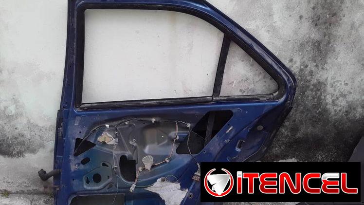 Se vende puerta de pegout 206 de uso