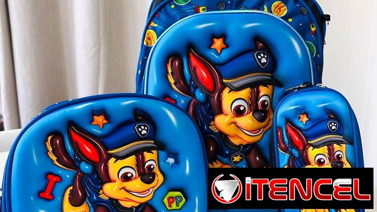 Conjunto de mochila, merendero y Bolsitos. La mochila tiene Luces
