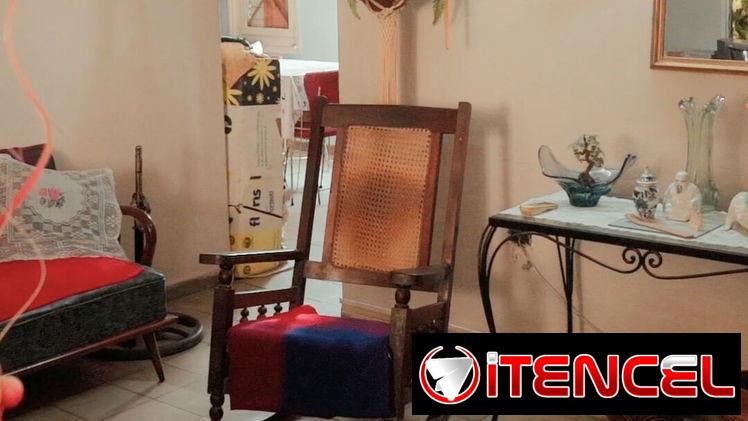 A08: Apartamento en El Vedado en venta con 3 habitaciones en un segundo piso con posibilidades de garage (sin techo)