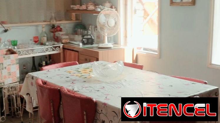 A08: Apartamento en El Vedado en venta con 3 habitaciones en un segundo piso con posibilidades de garage (sin techo)