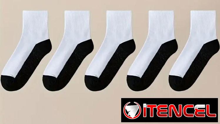 Medias blancas con plantillas negras