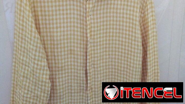 Camisa de hombre de guinga amarilla de mangas largas. Tela de lino o parecido. Diseño moderno. Talla L