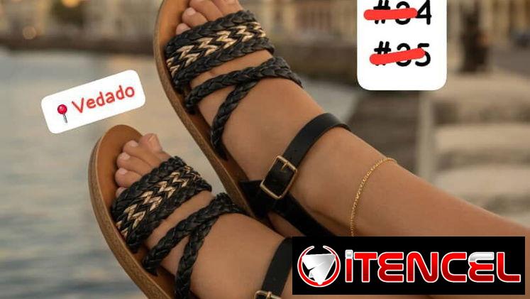 MODELO NEGRA TRENZAS CRUZADAS CON BRILLITOS