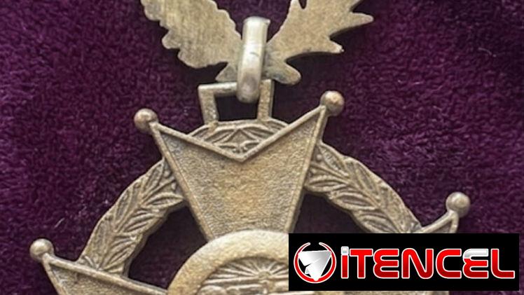 SE VENDE MEDALLA ANTIGUA PRECIO 15 USD LLAMAR AL 55588362 LA HABANA SI DA APAGADO ENVIAR SMS