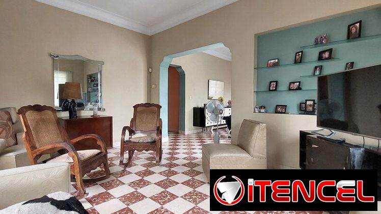 Casa (alto de biplanta), 3/4 y 1/2, Cerro, cerca de la Plaza de la Revolución (C-32)
