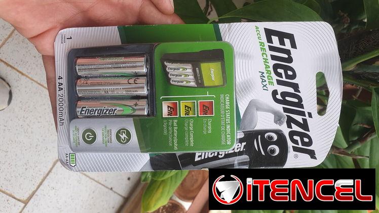Cargador de Pilas AA y AAA con 4 pilas incluidas