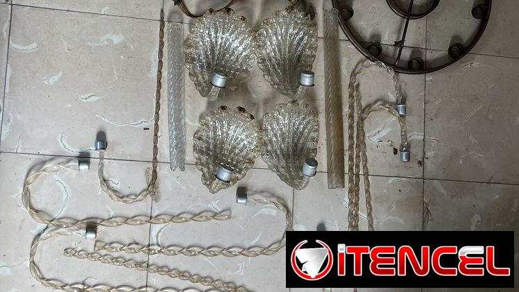 – Lámpara de los años 50s para armar con sus hojas y lágrimas bastante completa (falta el plafón de abajo).