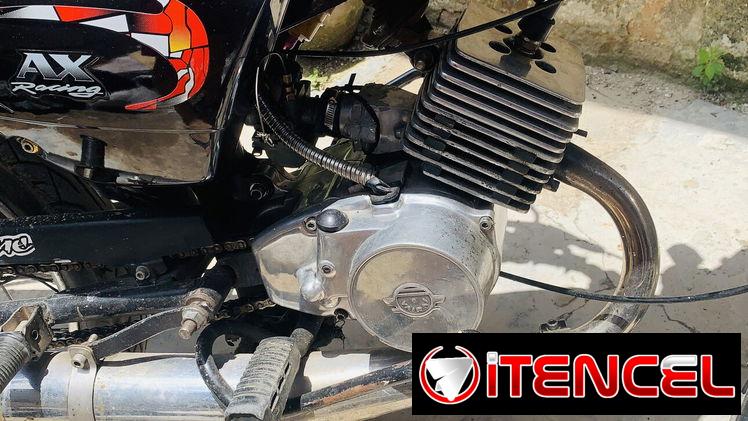 Moto ax100 con unidad de karpaty de villa clara