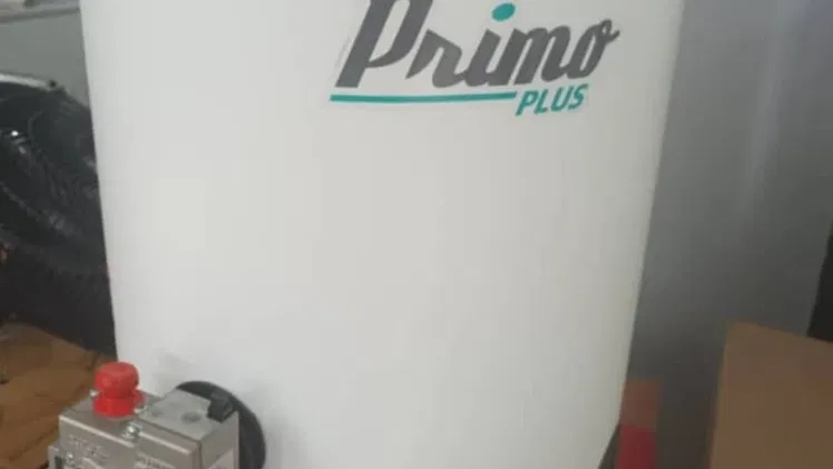 Calentador de gas marca Primo Plus con capacidad de 40 litros