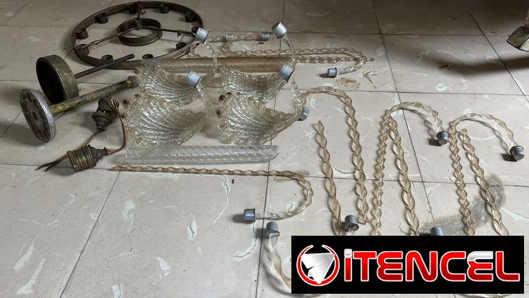– Lámpara de los años 50s para armar con sus hojas y lágrimas bastante completa (falta el plafón de abajo).