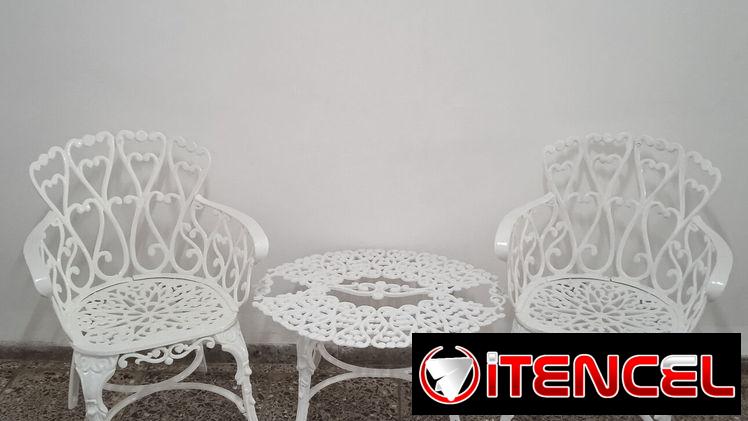 Se vende juego de terraza de aluminio fundido color blanco. 2 butacas y 2 mesitas.
