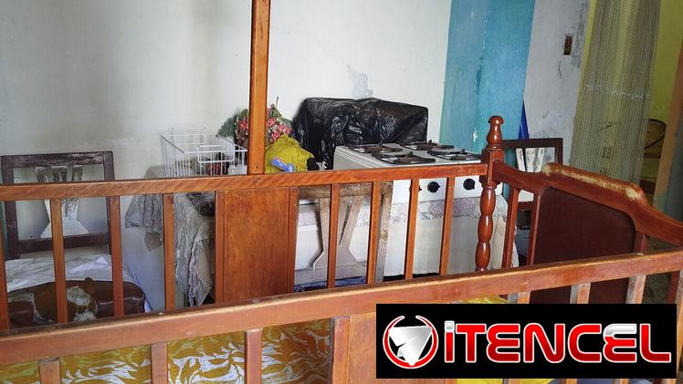 Cuna de madera con colchones de muelle y espuma